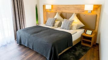 Phòng đôi phong cách cổ điển, trang thiết bị hỗ trợ người có khó khăn khi di chuyển, quang cảnh vườn | Két bảo mật tại phòng, phòng cách âm