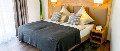 Dobbeltrom – classic, tilpasset bevegelseshemmede, hageutsikt | Safe på rommet, lydisolert, wi-fi (inkludert) og rullestolvennlig