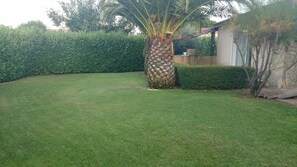 Property grounds - Charming villa with private pool 5 mns from beaches, Ghisonaccia, 20240, FR (Ghisonaccia)