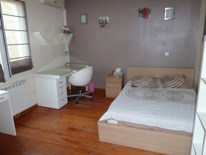 4 bedrooms, iron/ironing board, Internet, bed sheets - Charming villa with private pool 5 mns from beaches, Ghisonaccia, 20240, FR (Ghisonaccia)