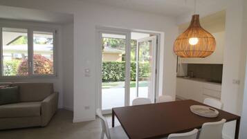 Villa, 2 Bedrooms, Patio, Garden View | Ruang makan