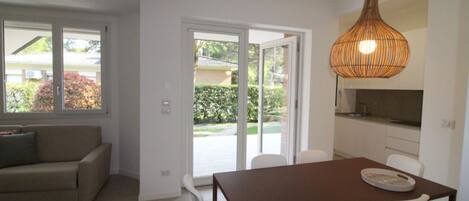 Villa, 2 habitaciones, patio, vista al jardín | Comedor