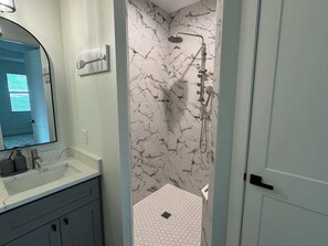 Shower, hair dryer, towels, soap - Spacious Family Home near Gulf Beaches (Venice)