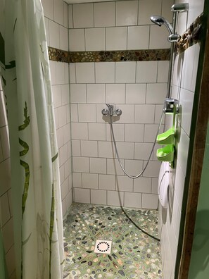 Douche, serviettes fournies