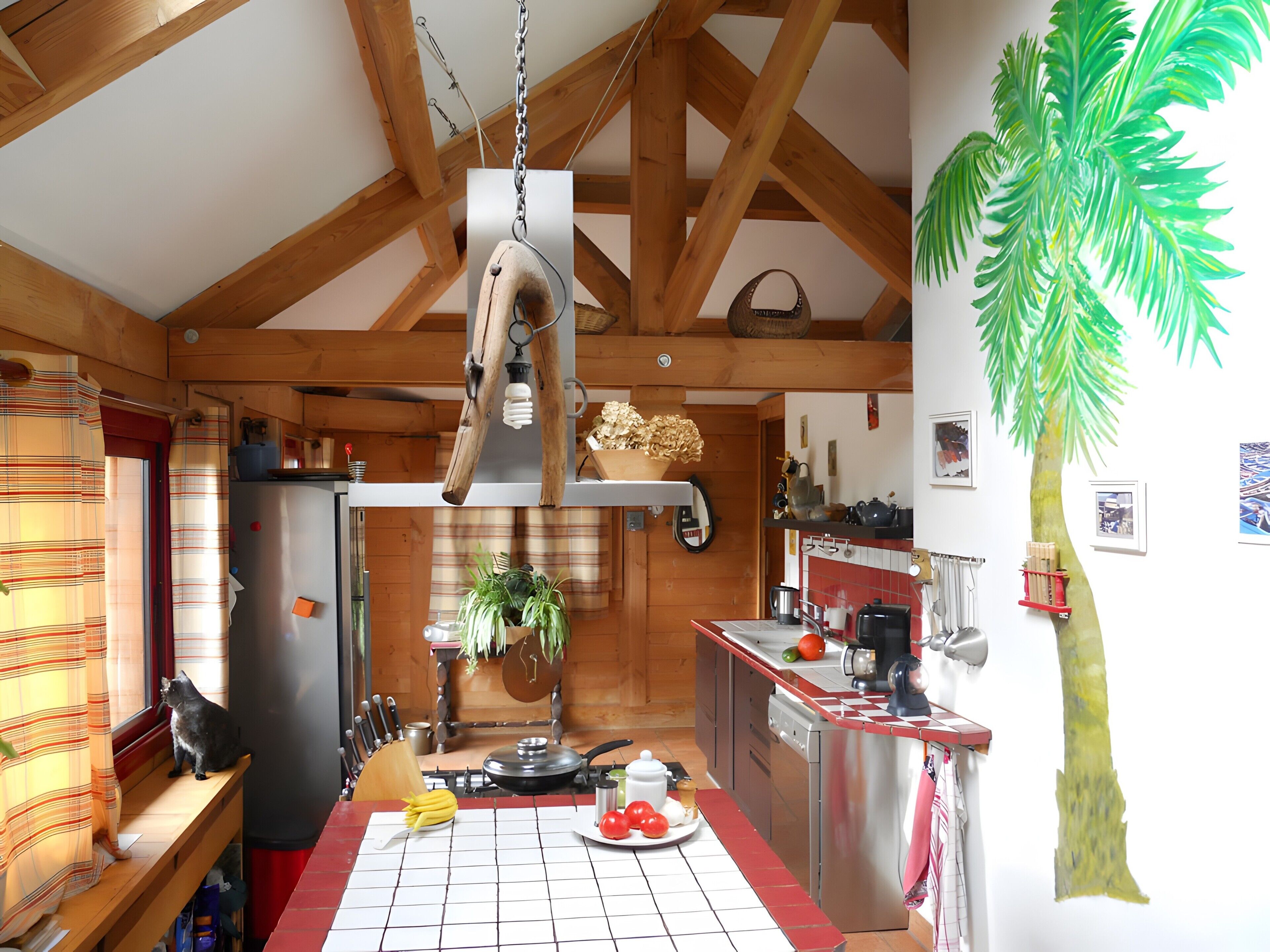 Réfrigérateur, micro-ondes, cafetière/bouilloire, chaise haute