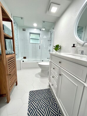 Shower, hair dryer, towels, soap - Tarpon Villa- Pool, Outdoor Tikihut,Tranquil Paradise (Key Largo)