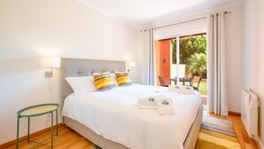 Une chambre d’hôtel avec un lit, une petite table, un radiateur et une vue sur l’extérieur.