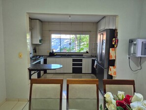 Microondas, horno y placa de cocina