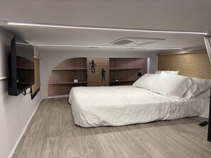 3 bedrooms, free WiFi, bed sheets - 3-bedroom RV with boat dock & golf cart in Westgate River Ranch Resort and Rodeo (Lake Wales)