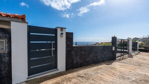 A gated property with a view of the sea. - Casa da Fazenda by LovelyStay (Gaula)