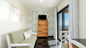 TV - Casa da Fazenda by LovelyStay (Gaula)