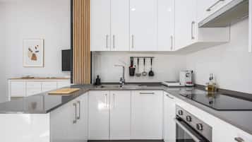 Kühlschrank, Mikrowelle, Ofen, Herdplatte