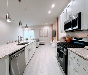 Fridge, microwave, oven, stovetop - 2026 Elegant Modern Retreat (Kissimmee)