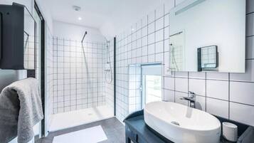 Quarto triplo, vista para o pátio | Banheiro