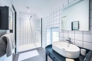 Triple Room, Courtyard View | Bathroom