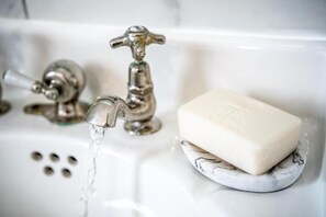 Tweepersoonskamer, uitzicht op tuin | Badkamervoorzieningen