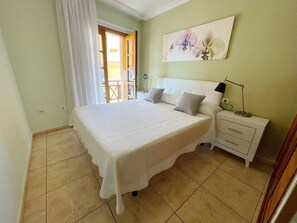 2 bedrooms, iron/ironing board, WiFi, bed sheets - Fantastic location in Los Cristianos (Playa De Los Cristianos)