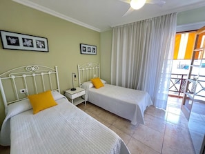 2 bedrooms, iron/ironing board, WiFi, bed sheets - Fantastic location in Los Cristianos (Playa De Los Cristianos)