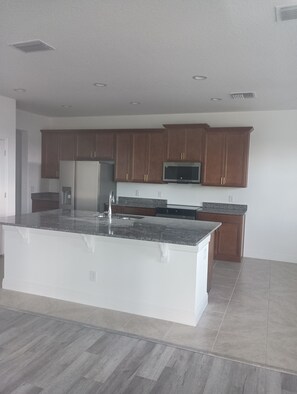 Private kitchen - Spacious New 7-bedroom house in beautiful Groveland with AC , gym, pool and park (Groveland)