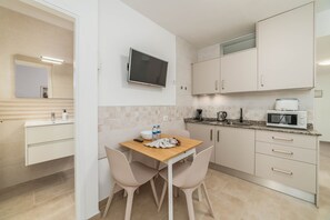 Kühlschrank, Mikrowelle, Toaster, Kochgeschirr/Geschirr/Besteck