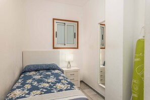 2 bedrooms, iron/ironing board, WiFi, bed sheets - Los Playeros - typical canarian apartment (Playa De Los Cristianos)