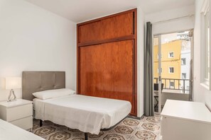 2 bedrooms, WiFi, bed sheets - Los Playeros - great location in the center (Playa De Los Cristianos)