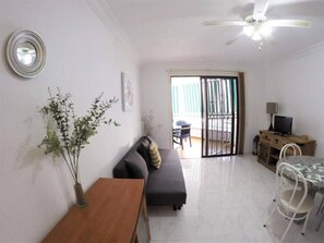 TV - DIAMANTES III - nice apartment with community pool (Playa De Los Cristianos)