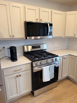 Geladeira, micro-ondas, fogão, cooktop