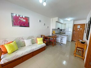 TV - Torres del Sol - great sea views, community pools (Playa De Los Cristianos)