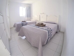 1 bedroom, iron/ironing board, WiFi, bed sheets - Torres del Sol - fantastic sea views (Playa De Los Cristianos)