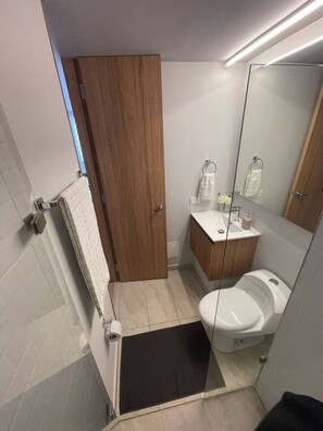 Sèche-cheveux, serviettes fournies, savon, papier toilette