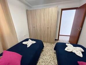 2 habitaciones, tabla de planchar con plancha, wifi y ropa de cama 