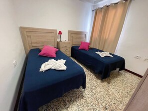 2 bedrooms, iron/ironing board, WiFi, bed sheets - Canarias - modern apartment in the center (Playa De Los Cristianos)