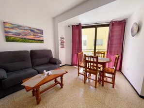 TV - Sierra - in the center with big balcony (Playa De Los Cristianos)