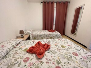 2 bedrooms, iron/ironing board, WiFi, bed sheets - Sierra - in the center with big balcony (Playa De Los Cristianos)