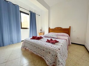 2 bedrooms, iron/ironing board, WiFi, bed sheets - Sierra - in the center with big balcony (Playa De Los Cristianos)