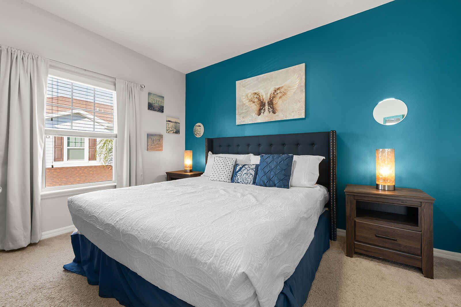 Escrivaninha, berço de viagem, Wi-Fi, roupa de cama