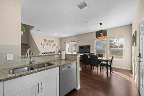 Fridge, microwave, oven, stovetop - 4BR family townhouse w/ pool & hot tub (Kissimmee)