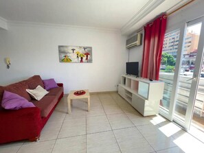 TV - Marte - typical canarian apartment in the center (Playa De Los Cristianos)
