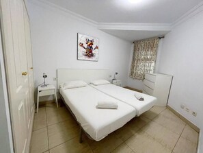 1 slaapkamer, een strijkplank/strijkijzer, wifi, beddengoed