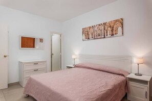 2 bedrooms, iron/ironing board, WiFi, bed sheets - Great apartment for 4 people with sea views (Playa De Los Cristianos)