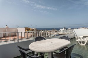 Outdoor dining - Great apartment for 4 people with sea views (Playa De Los Cristianos)