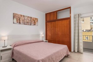 2 bedrooms, iron/ironing board, WiFi, bed sheets - Great apartment for 4 people with sea views (Playa De Los Cristianos)