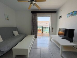 TV - CHIPEQUE - sunny apartment with community pool (Playa De Los Cristianos)