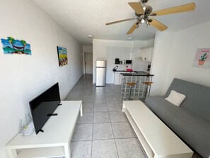 TV - CHIPEQUE - sunny apartment with community pool (Playa De Los Cristianos)