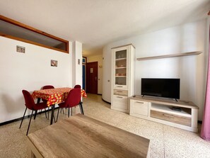 Dining - PLAYA building - next to the sea (Playa De Los Cristianos)