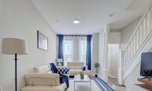 Living area - Charm & modern updates 3-bedroom house with Landry inside (Baltimore)