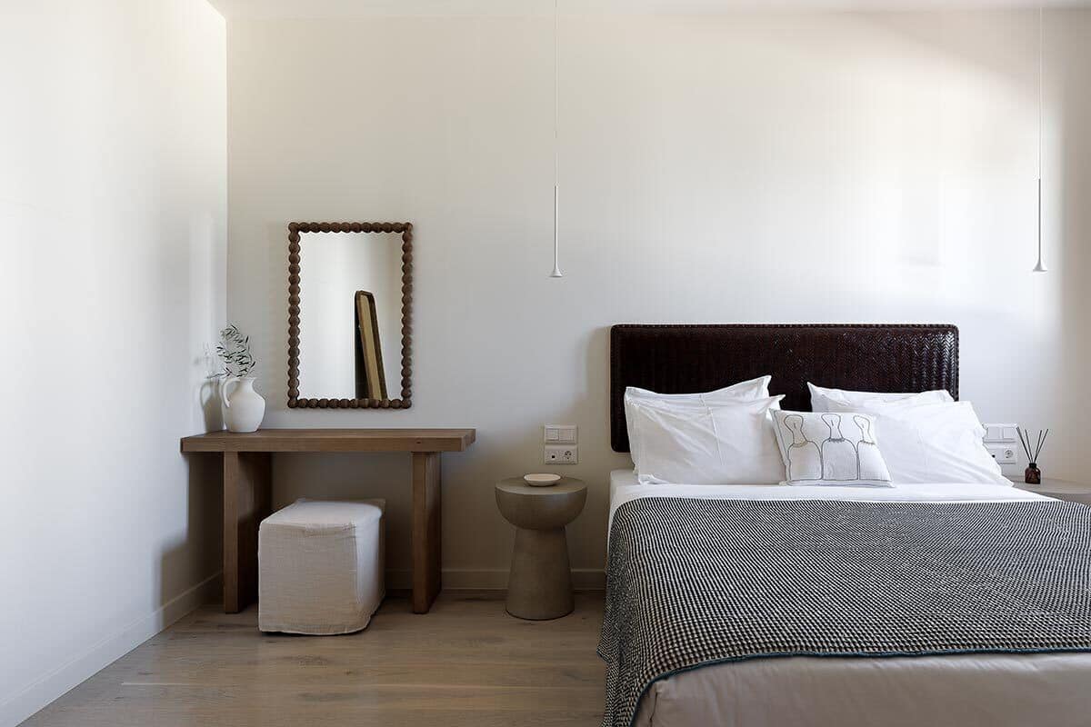 Caja de seguridad en la habitación y tabla de planchar con plancha