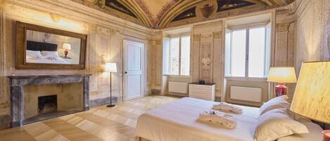 Iron/ironing board, Internet, bed sheets