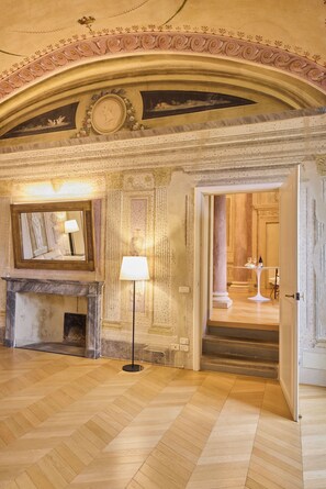 Interior - Elegant Historic Apartment with Frescoes and View of Valdichiana (Cortona)
